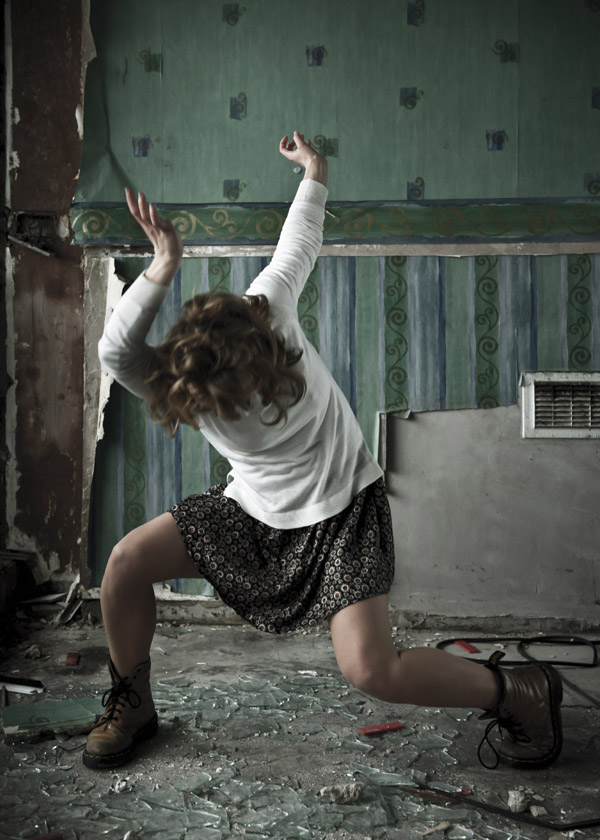 FEATURED-IMAGE-Catherine-Young-Dance_Woman-Stood-Regardless_Credit-Luca-Truffarelli_TRL0238_press